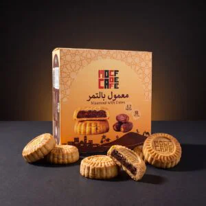 علبة معمول موكا بالتمر مع قطع المعمول وحشوة التمر