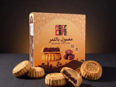 علبة معمول موكا بالتمر مع قطع المعمول وحشوة التمر