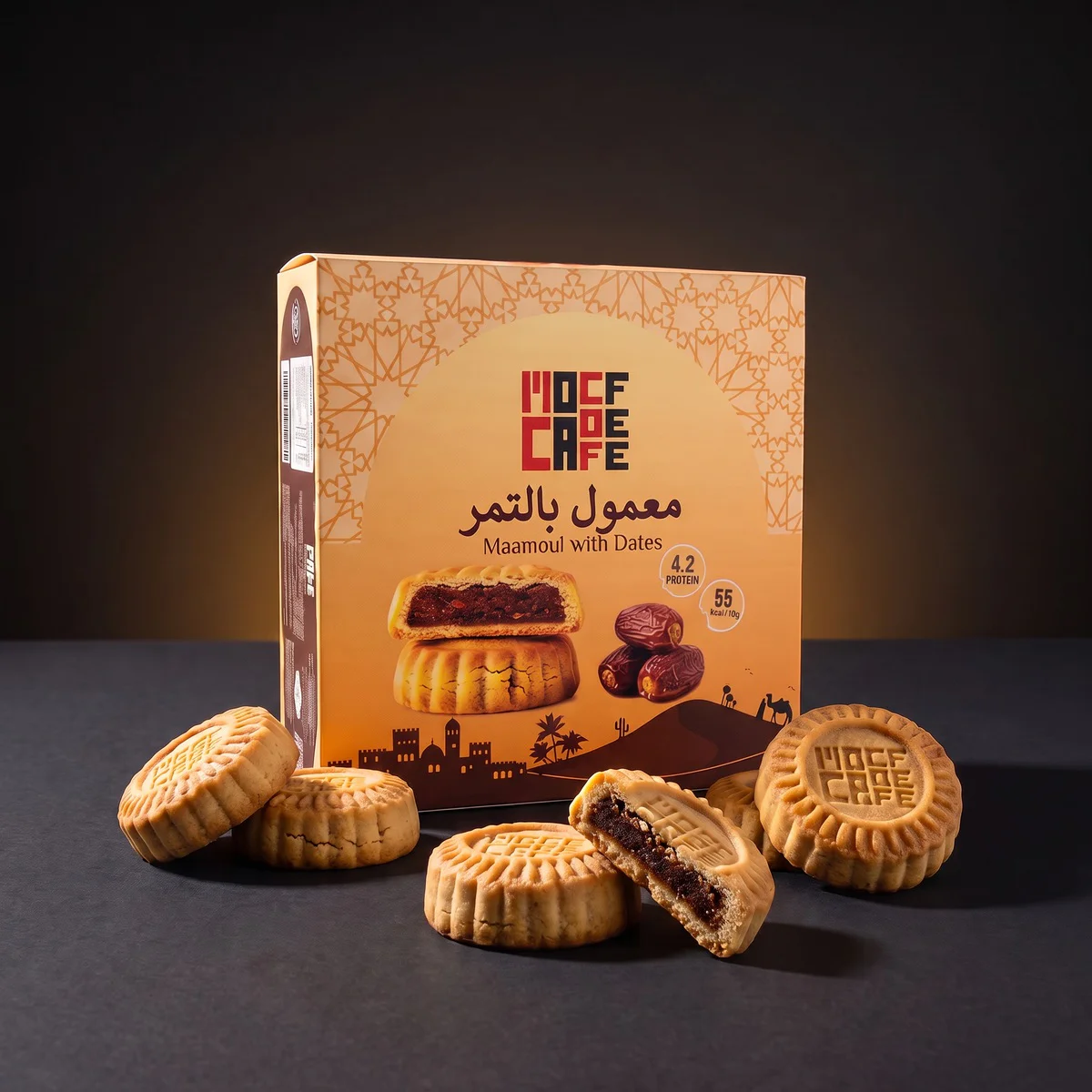 علبة معمول موكا بالتمر مع قطع المعمول وحشوة التمر